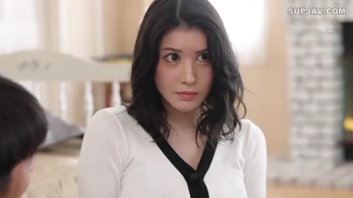 室内 · 坐姿 · 严肃 · 面部特写 · 注视 · 白色V领上衣 · 黑发