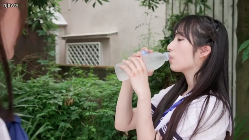 站立 · 平静 · JK制服 · 户外 · 长发 · 侧脸 · 塑料瓶 · 喝水