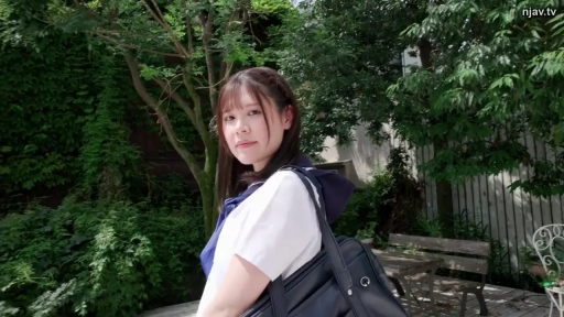 上半身特写 · 凝视镜头 · 庭院 · 树木背景 · 学生包 · 深蓝色领结