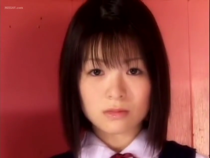 室内 · 脸部特写 · 平静 · 凝视 · 短发 · 正面 · 学生服