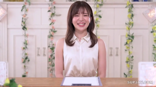 面对镜头 · 正坐 · 室内影棚 · 半身照 · 写字板 · 白色无袖衬衫 · 甜美笑容 · 日系女优