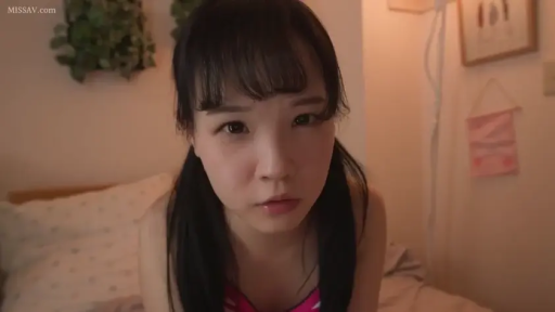 俯身 · 脸部特写 · 卧室 · 床 · 注视 · 双马尾 · 无表情 · 条纹背心