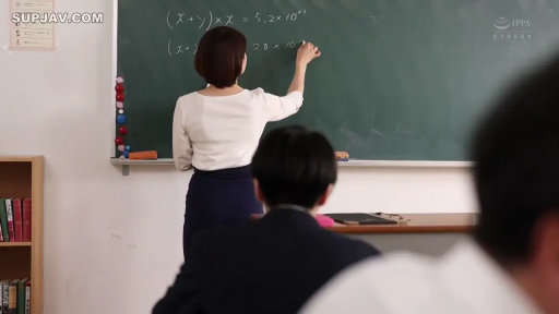教室 · 深色包臀裙 · 粉笔