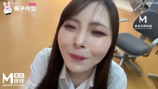 愉悦 · 办公室 · 办公椅 · 白衬衫 · 仰视 · 闭眼微笑 · 有水印 · 俯拍特写