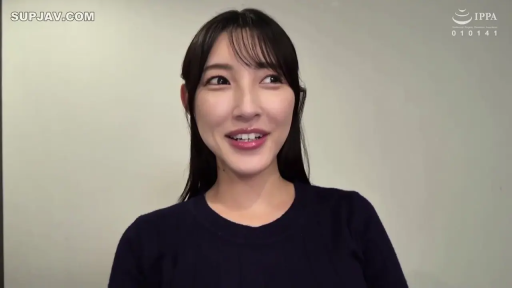 室内 · 开朗 · 面部特写 · 采访视角 · 深色圆领上衣