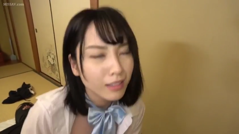 神情迷乱 · 浅蓝色领结 · 顔のクローズアップ · 榻榻米 · 口交 · 画面边缘可见男性头部