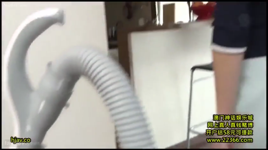 部屋 · 深色上衣 · 吸尘器 · 吸尘器软管特写 · 画面角落有网页推广水印