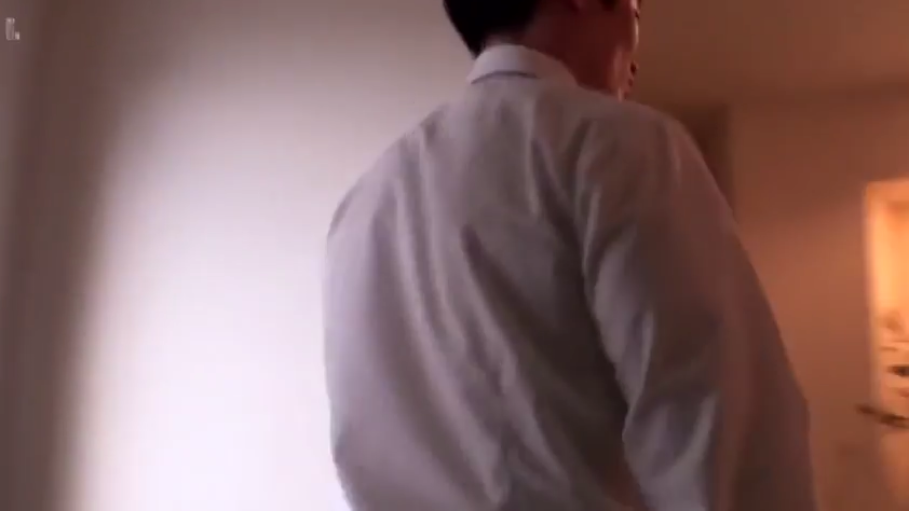 走廊 · 白色衬衫 · 光线昏暗 · 不可见 · 男人背部特写