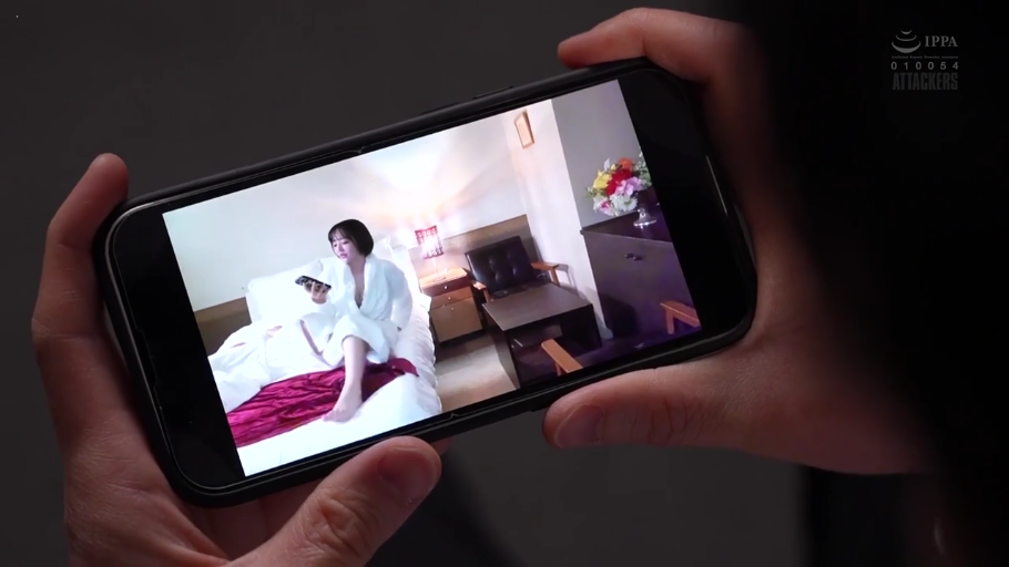 坐姿 · 中景 · 酒店房间 · 自然 · 看手机 · 智能手机 · 浴袍 · 屏幕画面