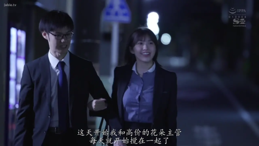 眼镜 · 中景 · 微笑 · 剧情 · 街道 · 西装 · 散步 · 挽手