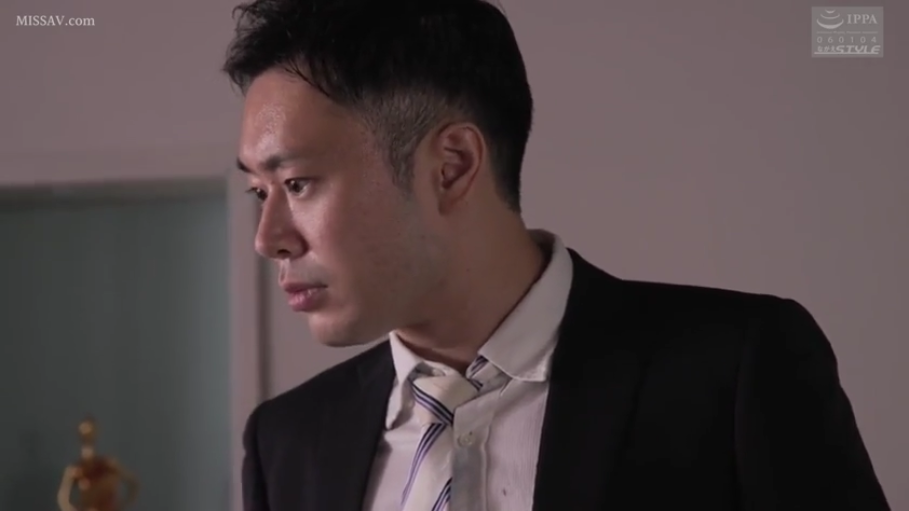 室内 · 严肃 · 观察 · 上半身特写 · 西装 · 亚洲男性 · 侧站