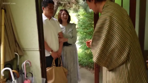 交谈 · 站立 · 全景 · 自然 · 和服 · 手提包 · 门口 · 日本