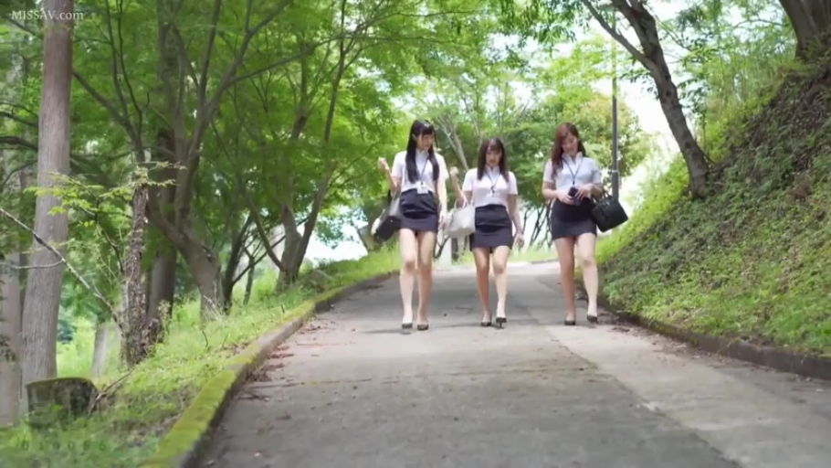 全身 · 平静 · 手提包 · 行走 · 户外 · 散步 · OL制服 · 三人组