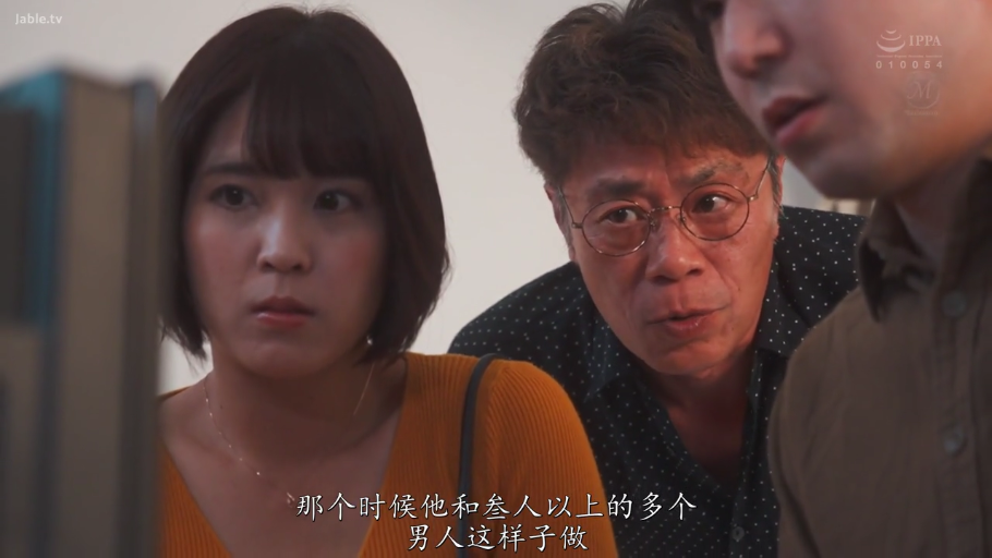 室内 · 严肃 · 俯身 · 眼镜 · 特写 · 针织衫 · 短发 · 观看