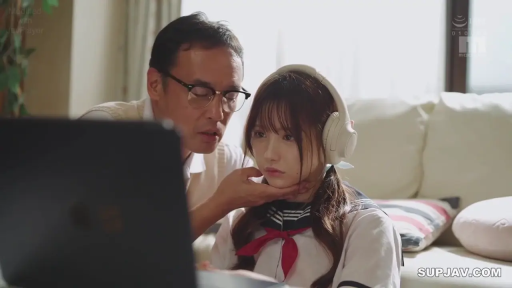客厅 · 耳机 · 中年男子手部特写 · 女学生迷茫 · 中年男子穿着针织背心