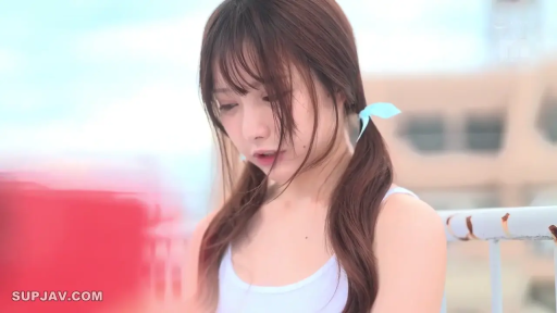 坐姿 · 面部特写 · 白色背心 · 户外