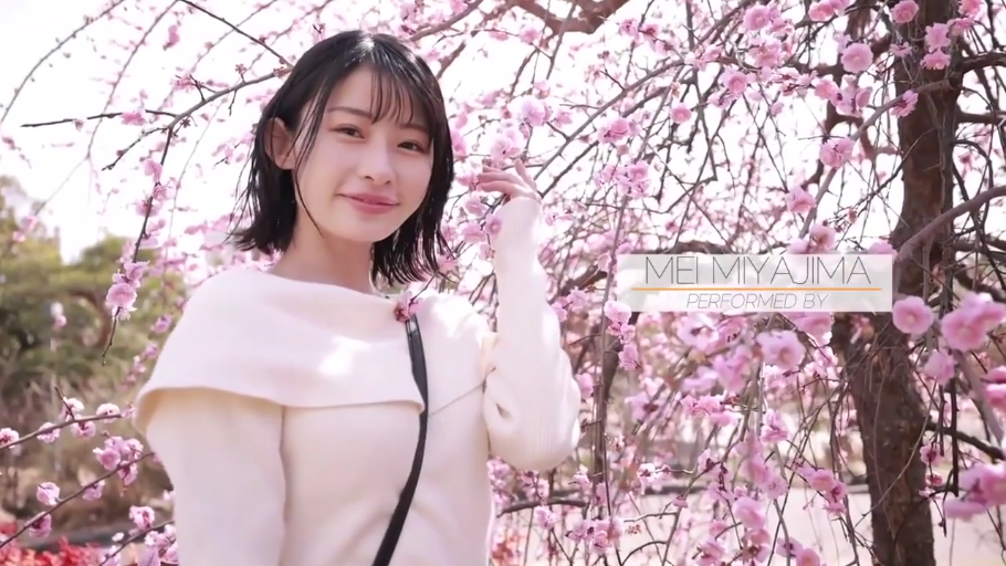 上半身中景 · 梅花树下 · 看向镜头 · 斜挎包 · 米白色露肩针织衫 · 背景有盛开的粉色梅花