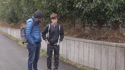 交谈 · 站立 · 全景 · 自然 · 双肩包 · 羽绒服 · 户外路边 · 双人男性
