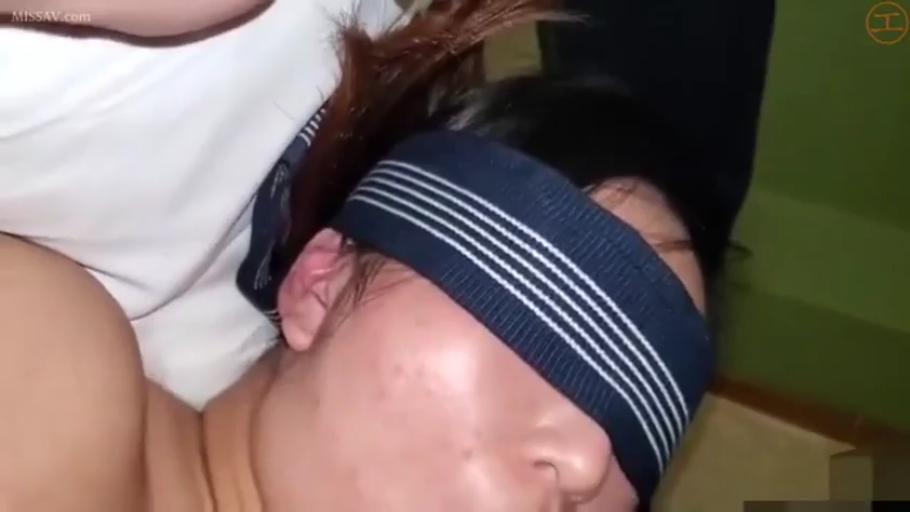 脸部特写 · 卧室 · 裸体 · 迷乱 · 性交中 · 条纹布带眼罩