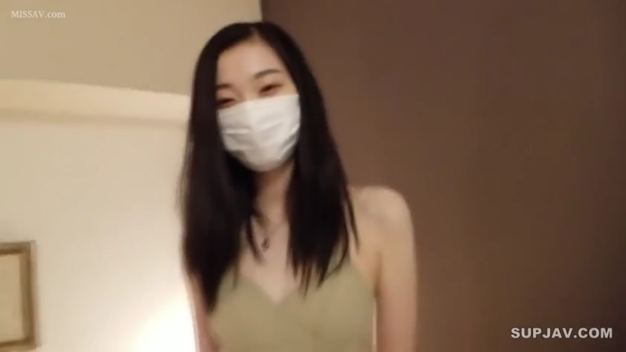 室内 · 站立 · 微笑 · 对视 · 上半身 · 长发 · 口罩 · 吊带衫