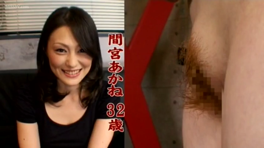 室内 · 马赛克 · 微笑 · 黑色圆领上衣 · 男性腋下特写