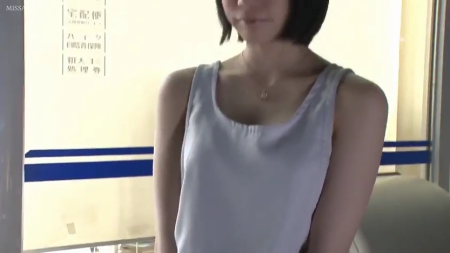 室内 · 沉默 · 胸部区域特写 · 白色紧身背心