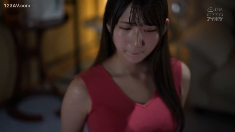 凝重 · 面部特写 · 室内房间 · 粉色无袖上衣