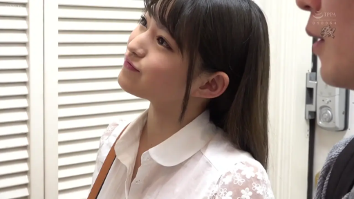 门口 · 注视 · 蕾丝花纹袖子 · 女性面部特写