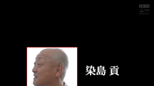 室内 · 字幕 · 微笑 · 面部特写 · 凝视 · 白色T恤 · 侧头