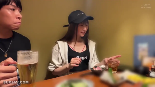 自然交流 · 居酒屋 · 男性侧脸 · 黑色棒球帽 · 酒水 · 女性穿黑色印花背心搭配白色外套