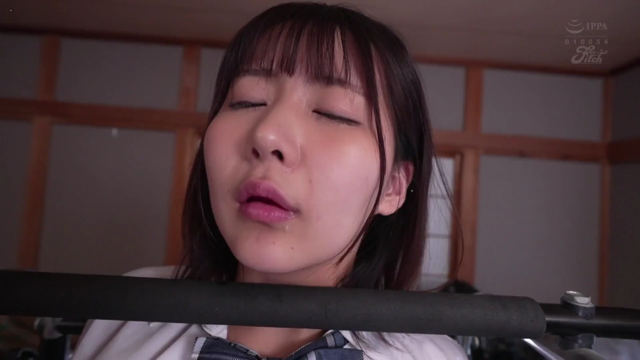 唇部特写 · 嘴唇微张 · 单杠 · 白色制服上衣 · 室内训练室 · 嘴边有唾液
