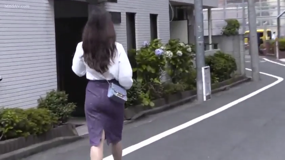 紫色紧身包臀裙 · 街道 · 单肩包
