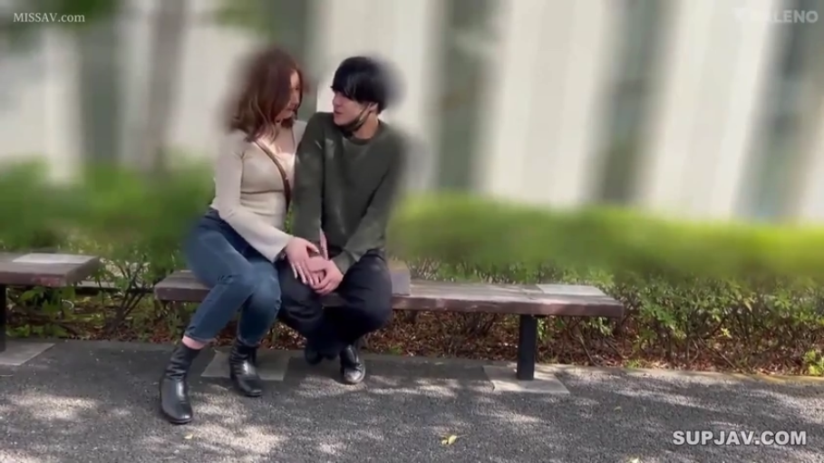 坐姿 · 全景 · 户外 · 常服 · 亲昵