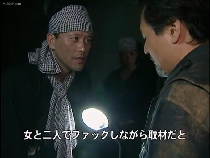 交谈 · 昏暗室内 · 强光照明 · 手电筒 · 深色工作服 · 中景人物面部特写