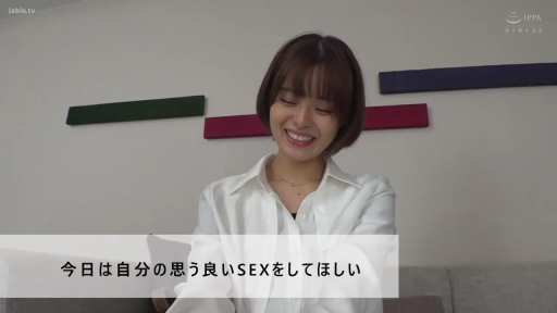 坐姿 · 白衬衫 · 沙发 · 半身 · 房间 · 谈话 · 短发 · 害羞微笑