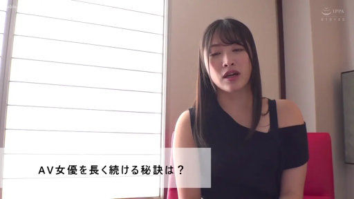 室内 · 认真说话 · 上半身特写 · 采访字幕 · 黑色露肩上衣 · 字幕