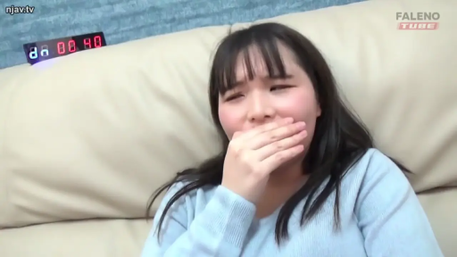 捂嘴 · 面部特写 · 室内沙发 · 浅蓝色长袖上衣 · 电子闹钟