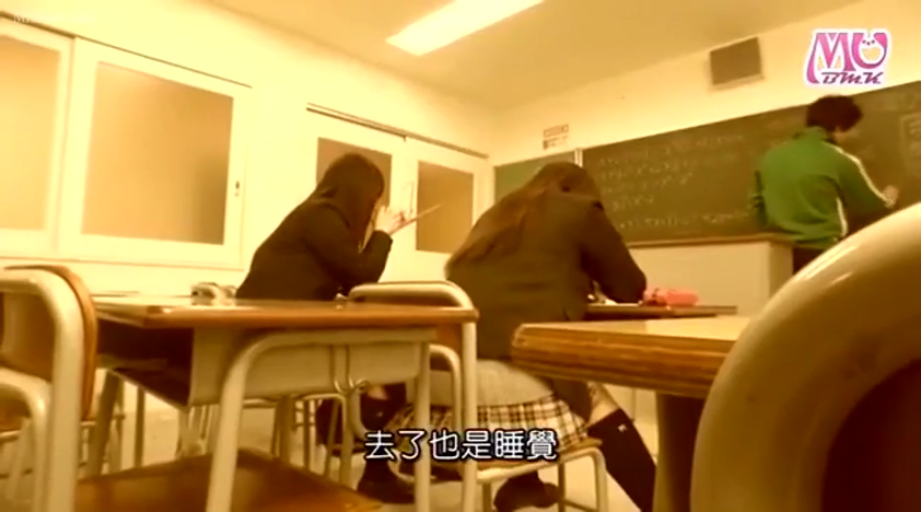 教室 · 专注 · 长筒袜 · 粉笔