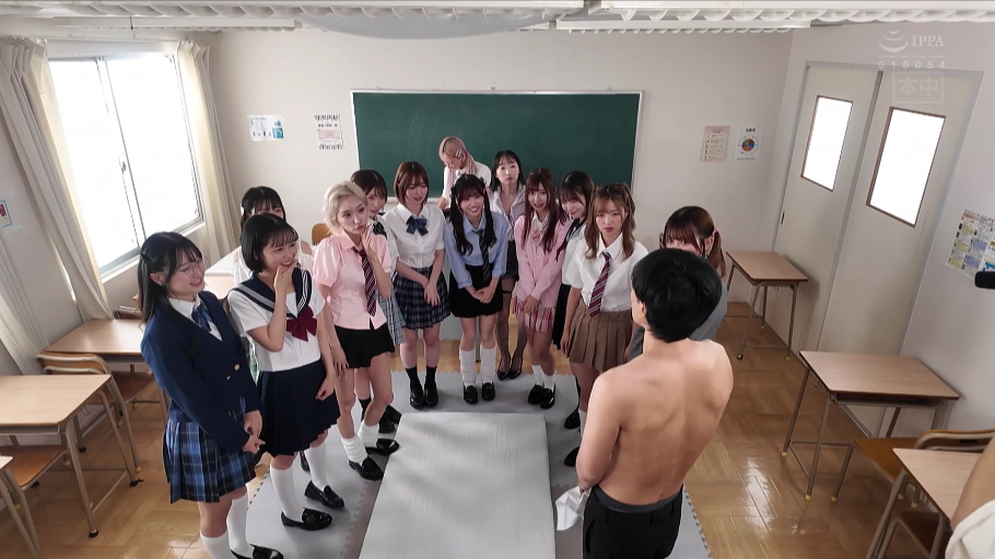 教室 · 针织开衫 · 害羞 · 学校桌椅 · 男子背影 · 多人乱交环境