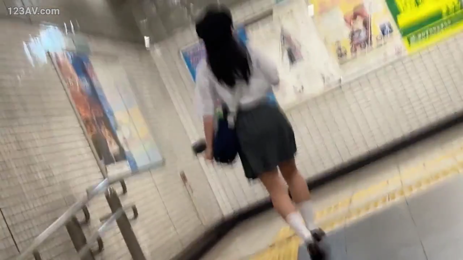 白色短袜 · 地铁站