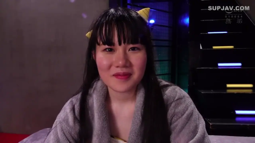 室内 · 坐姿 · 脸部特写 · 微笑 · 注视镜头 · 长发 · 头饰 · 浴袍