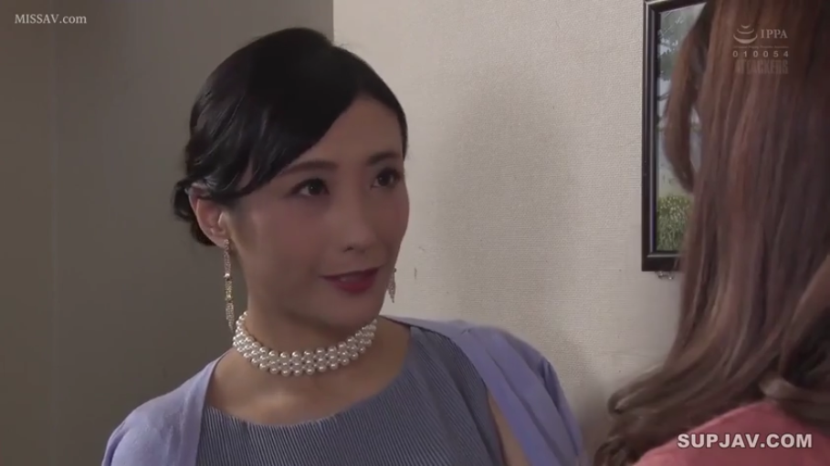 室内 · 脸部特写 · 微笑 · 对视 · 侧身站立 · 蓝色褶皱衫