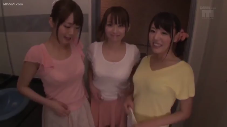 站立 · 微笑 · 撩裙 · T恤 · 三人 · 卫生间