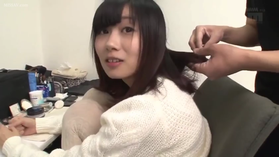 化妆间 · 略带羞涩 · 化妆工具 · 白色针织毛衣 · 女性面部特写 · 日常光线