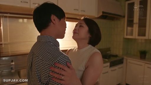 拥抱 · 半身 · 厨房 · 橱柜 · 调情 · 格纹衬衫 · 熟女 · 深情