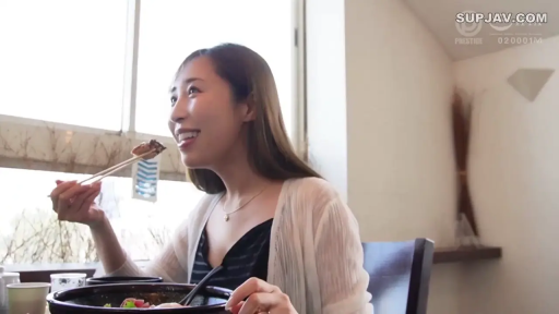 微笑 · 餐厅 · 上半身中景 · 筷子 · 白色薄款开衫 · 光线明亮