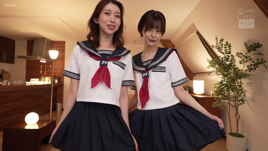 客厅 · 娇羞 · 上半身特写 · 白色水手服上衣