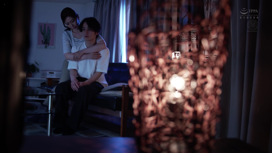 客厅 · 深情 · 台灯 · 昏暗灯光 · 人物中景 · 女子条纹T恤