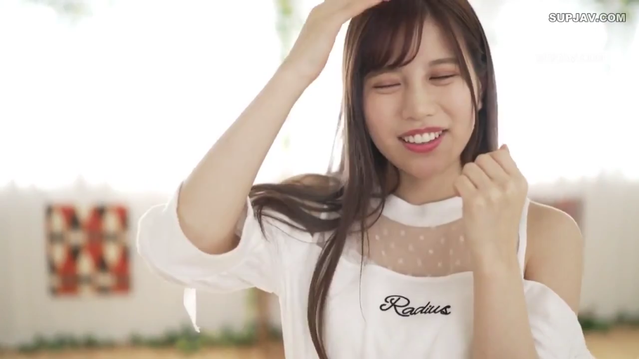 室内 · 脸部特写 · 白色露肩上衣