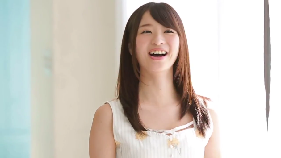 室内 · 笑容 · 说话 · 正面站立 · 半身照 · 白色无袖连衣裙 · 亚裔女性